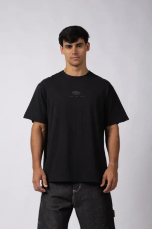 REMERA RGL ESFERA NEGRA