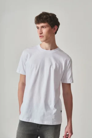 REMERA LEVITT BORDADA BLANCA