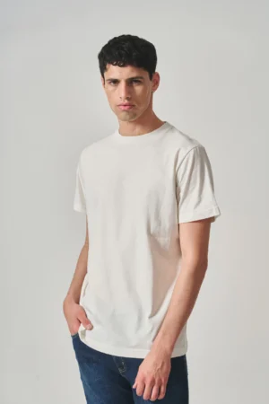 REMERA LEVITT BORDADA CRUDO