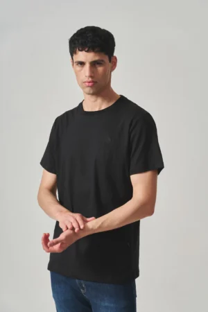 REMERA LEVITT BORDADA NEGRA