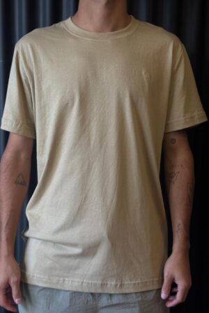 REMERA LEVITT BORDADA CAMEL