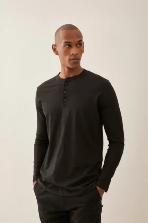 REMERA LONG HANLEY NEGRA