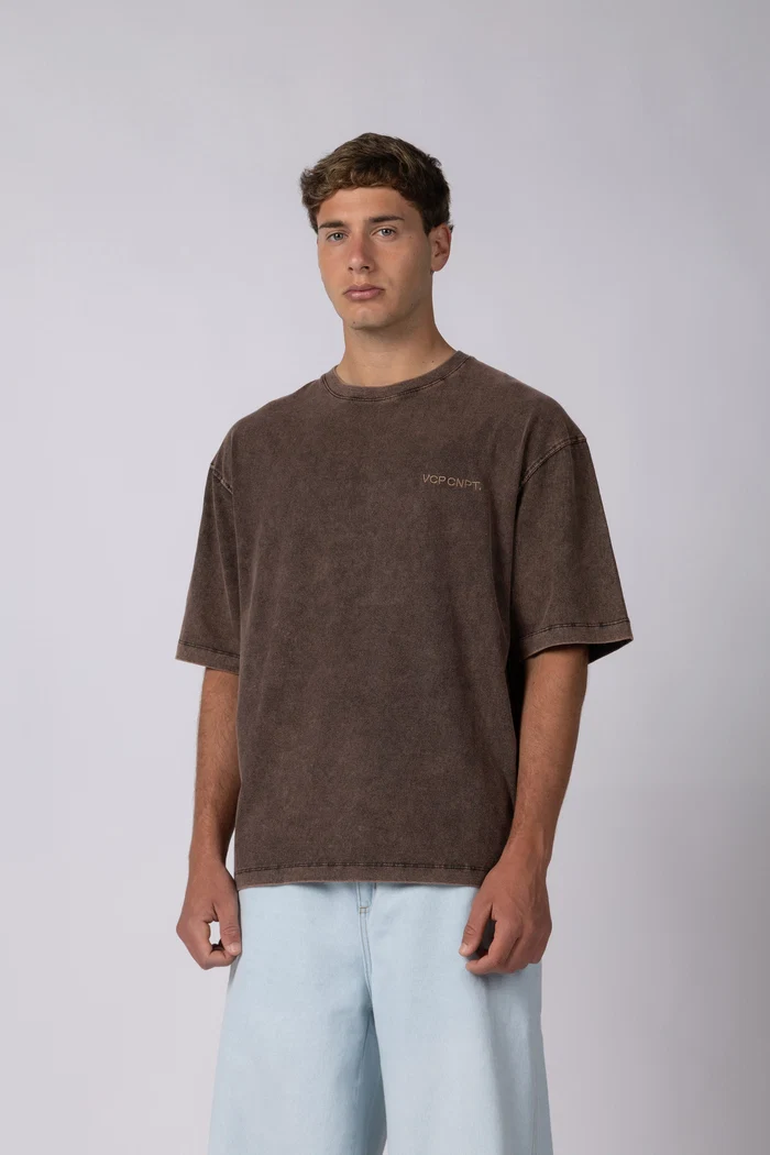 REMERA LTS SIGN CHOCO