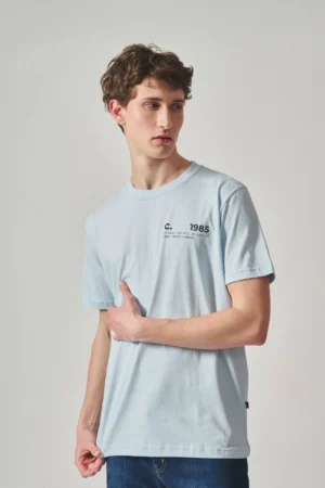 REMERA GRAPHIC TEE ESTILO CELESTE