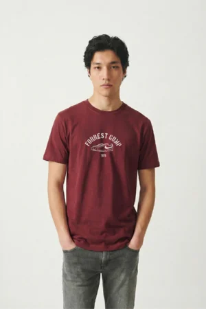 REMERA GRAPHIC TEE FORREST GUMP BORDO